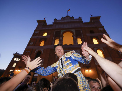 Diego Urdiales cruza a hombros la Puerta Grande de la Plaza de Toros de Las Ventas