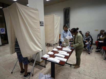 Imagen de archivo de cubanos votando en el consulado de España en La Habana