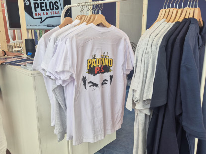 Camisetas en venta en el XVI Congreso de Nuevas Generaciones del PP