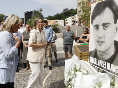 .- Mari Mar Blanco junto a Cuca Gamarra durante el acto que el PP celebra en Ermua en recuerdo del edil Miguel Ángel Blanco,