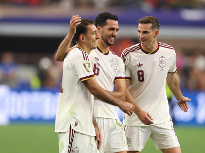 Oyarzabal, Merino y Fabián celebrando la victoria frente a Portugal en el Mundial
