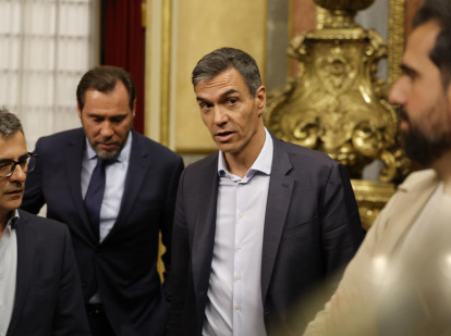 Pedro Sánchez y los ministros Félix Bolaños y Óscar Puente, el jueves en el Congreso