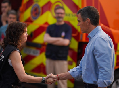 La presidenta de la Comunidad de Madrid, Isabel Díaz Ayuso, y el presidente del Gobierno, Pedro Sánchez, en el Puesto de Mando Avanzado (PMA) de Cenicientos

REMITIDA / HANDOUT por COMUNIDAD DE MADRID
Fotografía remitida a medios de comunicación exclusivamente para ilustrar la noticia a la que hace referencia la imagen, y citando la procedencia de la imagen en la firma
01/1/1970