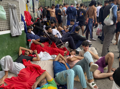 CEUTA (ESPAÑA), 29/07/2026.- Más de 400 personas, según los cálculos estimados por fuentes policiales, aguardan en estos momentos poder acceder al interior del Centro de Estancia Temporal de Inmigrantes (CETI), cuyo recinto tiene cubiertas sus 512 plazas e incluso alguna más. EFE/ Rafael Peña