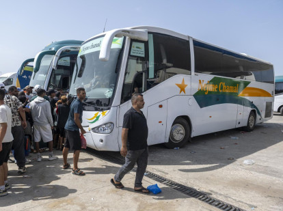 Imagen de uno de los autobuses ubicados en Fnideq (Marruecos) que están moviendo a los inmigrantes ilegales de vuelta a sus casas