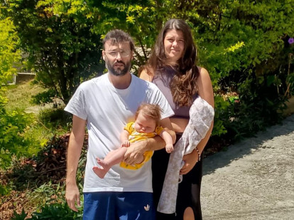 Jesús con su mujer e hija después del seísmo