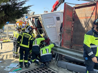 Un camionero queda atrapado por la cabeza entre la ventanilla y un guardarraíl en un accidente en la A-3