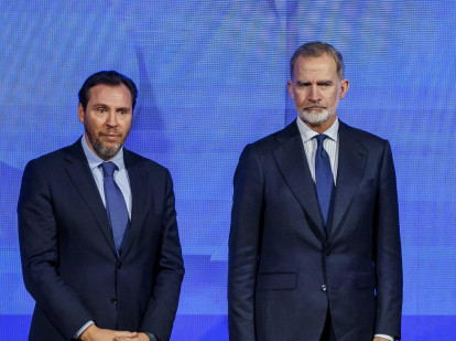 El ministro de Transportes y Movilidad Sostenible, Óscar Puente, y Felipe VI en una imagen de 2025