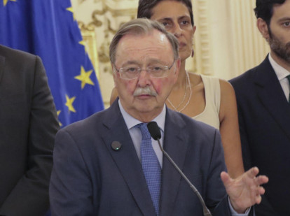 El presidente de la Ciudad Autónoma de Ceuta, Juan Jesús Vivas, con la bandera de la Unión Europea tras él