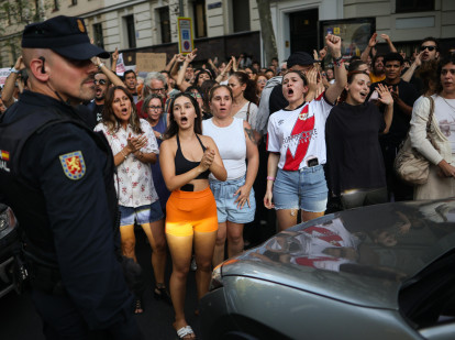 Decenas de personas durante una concentración frente al ático de Chamberí tras el desahucio de Maricarmen