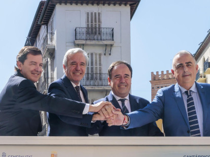 El presidente de la Junta de Castilla y León, Alfonso Fernández Mañueco, con sus homólogos de Aragón, Jorge Azcón, y de la Comunidad Valenciana, Juan Francisco Pérez Llorca, y al consejero de Fomento, Vivienda, Ordenación del Territorio y Medio Ambiente del Gobierno de Cantabria, Roberto Media Sainz,