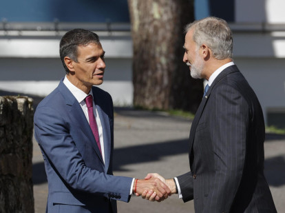 El rey Felipe VI saluda al presidente del Gobierno, Pedro Sánchez en el Foro La Toja
