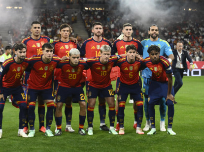 Los jugadores de la selección española posan antes del inicio del encuentro ante la República Checa en el Carlos Tartiere