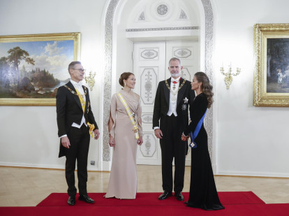 Los Reyes, el presidente de Finlandia y su esposa, en la cena de gala ofrecida en el Palacio Presidencial de Helsinki