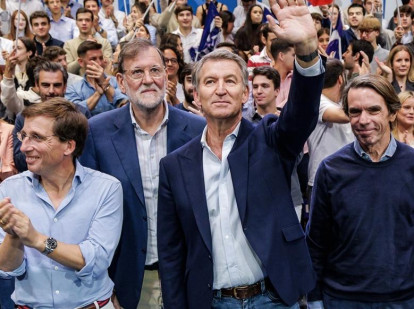 Feijóo, en el acto de precampaña, acompañado por José Luis Martínez Almeida, Mariano Rajoy, José María Aznar e Isabel Díaz Ayuso
