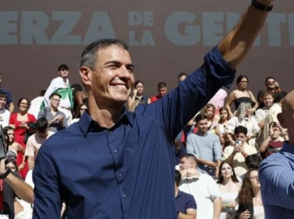 Sánchez saluda a los 5.000 asistentes que han llenado el Auditorio Municipal