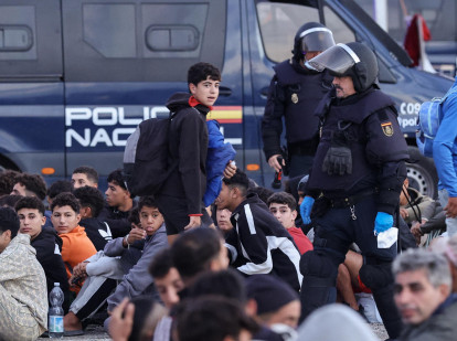 La Policía Nacional desaloja a cientos de inmigrantes del Guano (Ceuta)