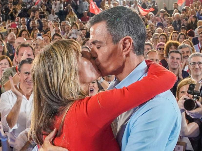 El presidente del Gobierno, Pedro Sánchez, y su mujer, Begoña Gómez, se besan en un mitin en Fuenlabrada