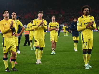 Varios jugadores del Villarreal aplauden a sus aficionados desplazados a Liverpool