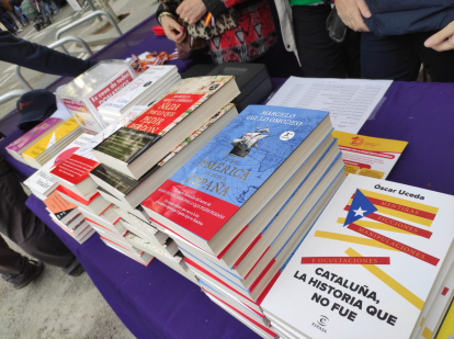 Libros a la venta en el stand de Societat Civil Catalana.