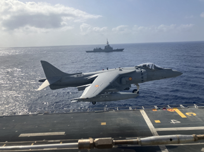 Aterrizaje en vertical de un Harrier en el LHD Juan Carlos I; al fondo, la fragata Blas de Lezo