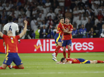 Los jugadores de la selección española celebran la victoria ante Inglaterra