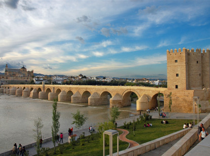 Panorámica del Puente Romano desde las proximidades de la Calahorra