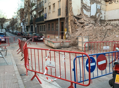 Edificio derribado del que se está procediendo a su desescombro