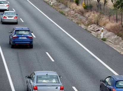 Una imagen habitual en las carreteras españolas, carril izquierdo a tope y el derecho libre