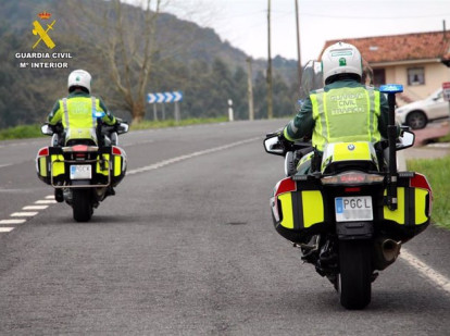 Vehículos de la Guardia Civil en carretera