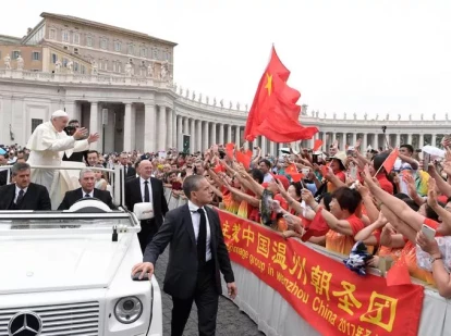 El Papa Francisco saluda a los peregrinos de China en la audiencia general en la Plaza de San Pedro el 28 de junio de 2017