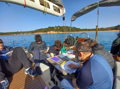 Adolescentes a bordo del velero Ona leen a Homero mientras aprenden a navegar