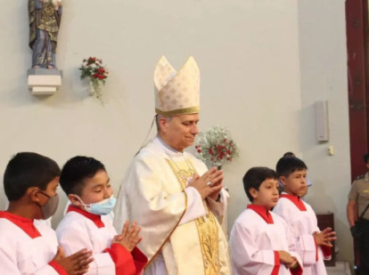 Robert Prevost en una misa con los monaguillos de Chiclayo