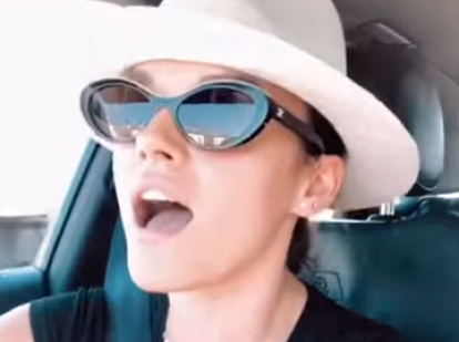 Melody, antes de Eurovisión, al volante de su coche