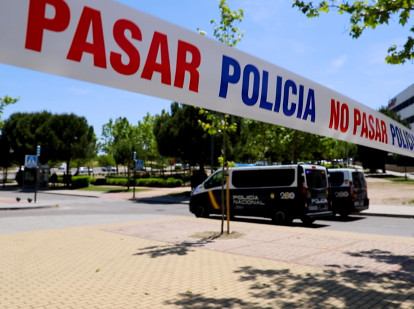 Cordón policial frente al colegio de Pozuelo donde ha ocurrido el tiroteo