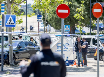Agentes de la Policía Científica trabajan en el lugar en el que ocurrieron los hechos