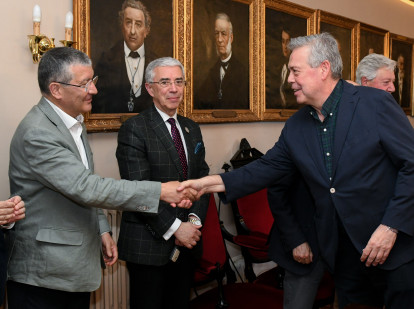 Antonio Gómez Caamaño (derecha), durante el ciclo de debates organizado por la Real Sociedad Económica de Amigos del País de Santiago