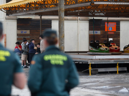 Varios agentes de la Guardia Civil vigilan la zona donde ha ocurrido el suceso, a 30 de mayo de 2025, en Burela, Lugo, Galicia (España)