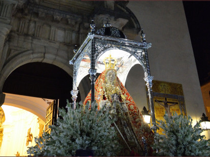 María Santísima de la Sierra, ante la parroquia de la Trinidad