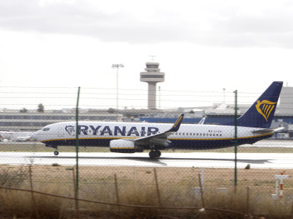 Imagen de archivo de un avión de Ryanair en una de las pistas del aeropuerto de Palma