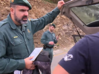 El agente de la Guardia Civil durante la inspección del vehículo