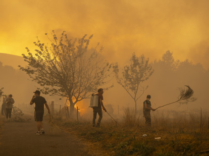 Los megaincendios que se han desatado este verano en Galicia, al norte de España, han dejado imágenes dantescas de la lucha contra las llamas