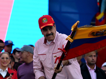 El presidente de Venezuela, Nicolás Maduro, ondea una bandera nacional durante un mitin en Caracas
