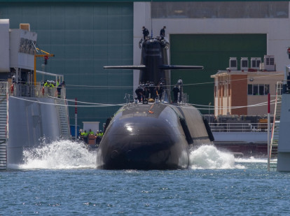 El S-82 Narciso Monturiol arranca por primera vez sus motores diésel en el astillero de Cartagena