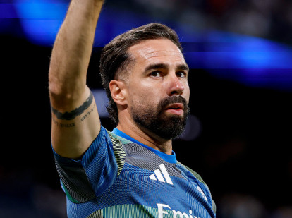 Carvajal saluda a los aficionados del Real Madrid durante el calentamiento