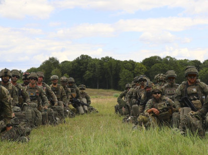 Legionarios de la brigada multinacional de Eslovaquia  realizan un ejercicio de asalto aéro con los helicópteros Caimán y Chinook de la unidad española.