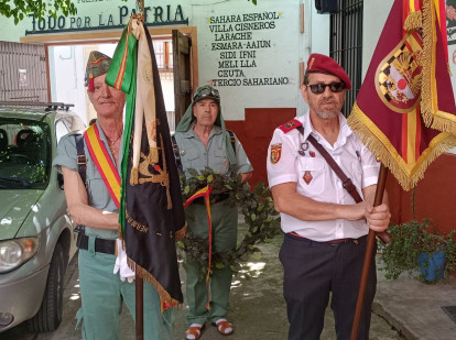 El abanderado de la Hermandad Española del Servicio Militar Obligatorio, a la derecha