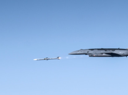 Un avión de combate colaborativo YFQ-44A realiza pruebas de fuego real sobre el desierto de Mojave