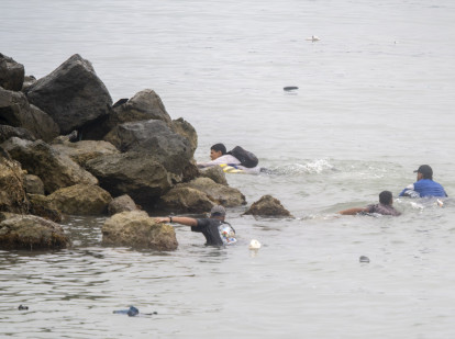 Un grupo de inmigrantes intentado cruzar a nado la frontera para llegar a Ceuta