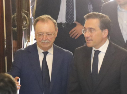 El ministro de Asuntos Exteriores, Unión Europea y Cooperación, José Manuel Albares (d), se reúne con el presidente de Ceuta, Juan Jesús Vivas, este martes en Ceuta